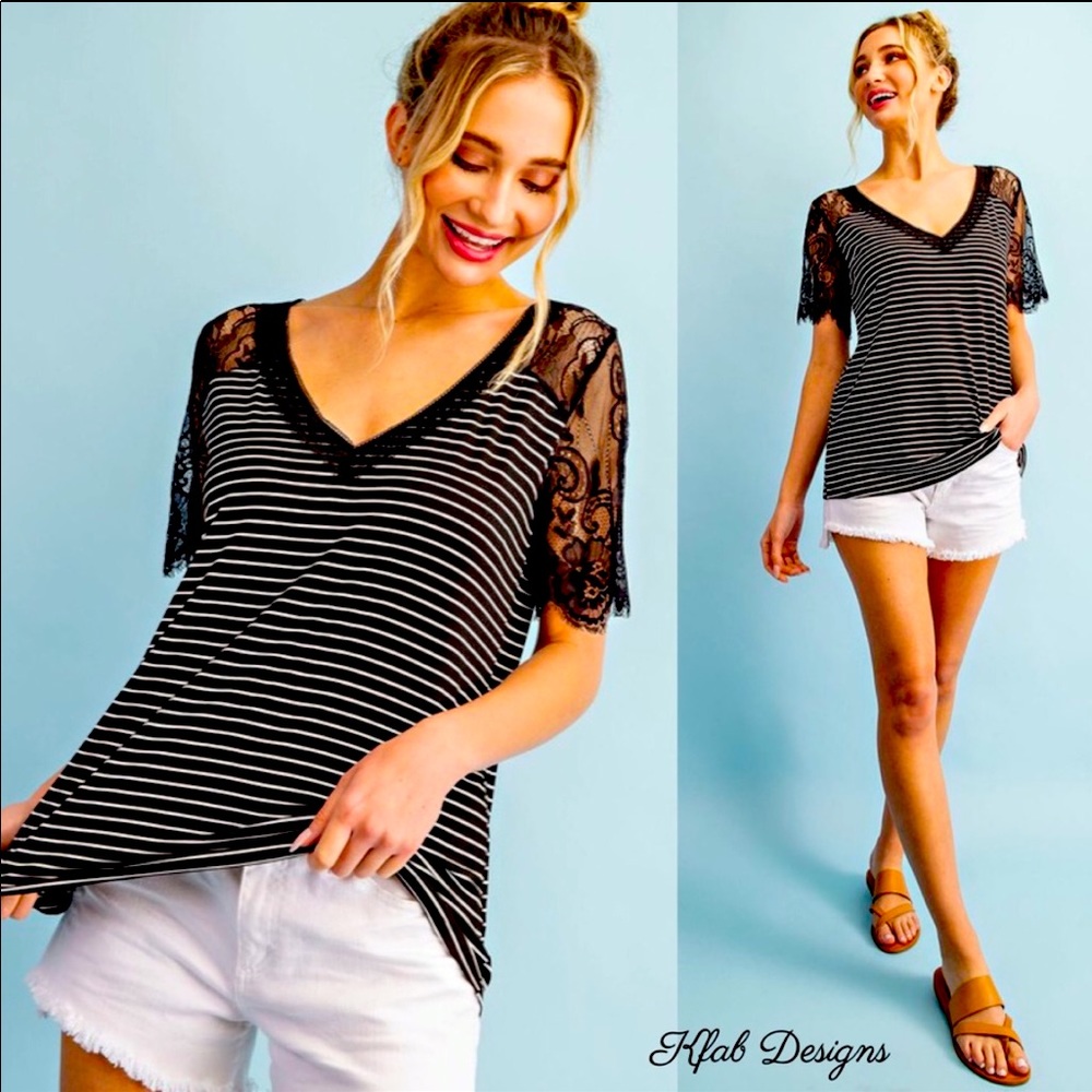 Classy🔥Black&white striped top w/lace sleeves🔥